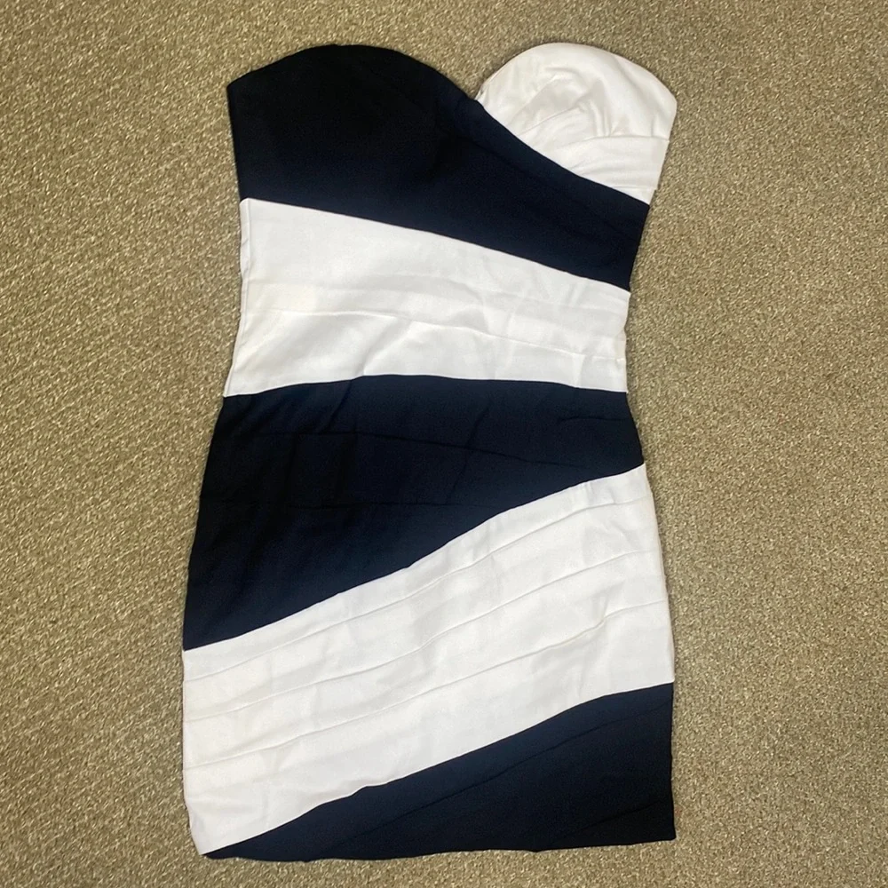 BCBG women’s formal black dress white stripes worn once strapless short size 6 - Picture 3 of 12
